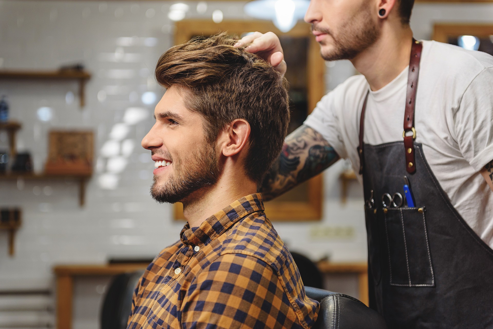 gros plan du jeune client dans le salon de coiffure