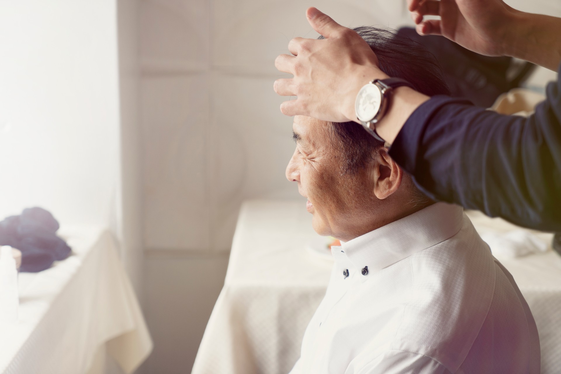 Hommes seniors ont des cheveux coiffés par le salon de coiffure